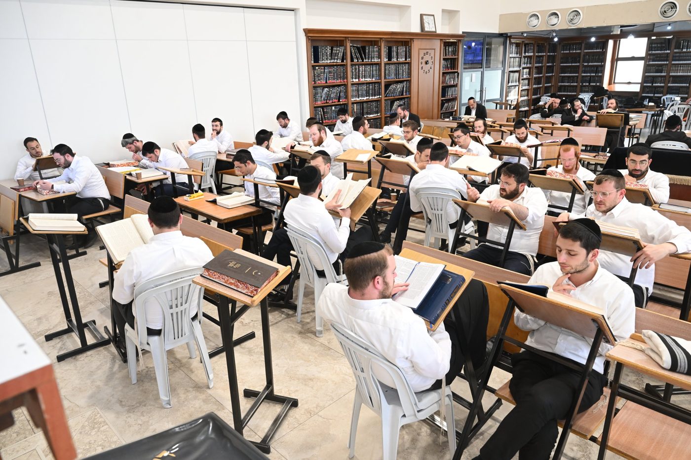 Avreichim learning in our beis medrash in Beitar Illit